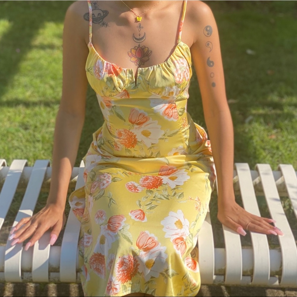 Silky flowered yellow dress💛